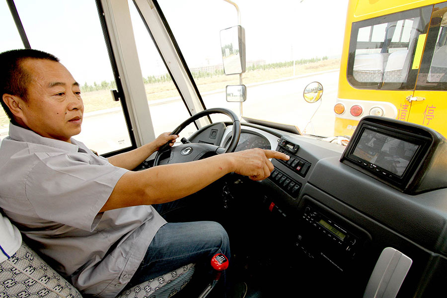 Tianjin introduces 'smart' school buses