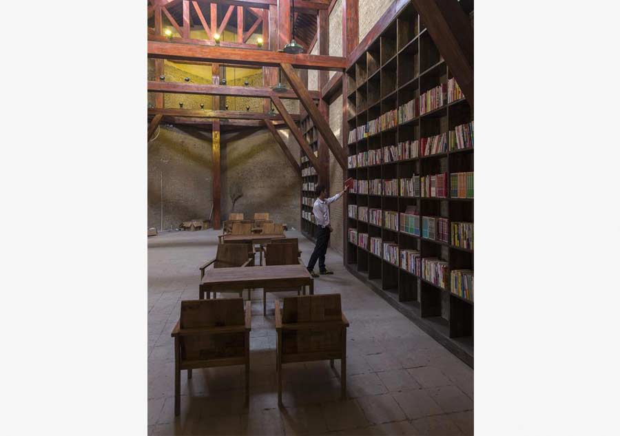 Library modified from cave dwellings attracts readers in C China