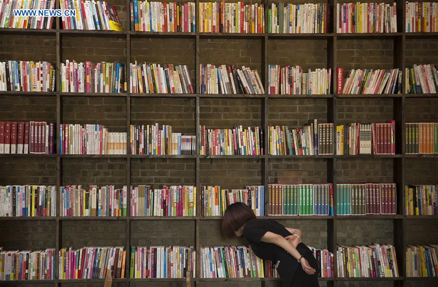 Library modified from cave dwellings attracts readers in C China