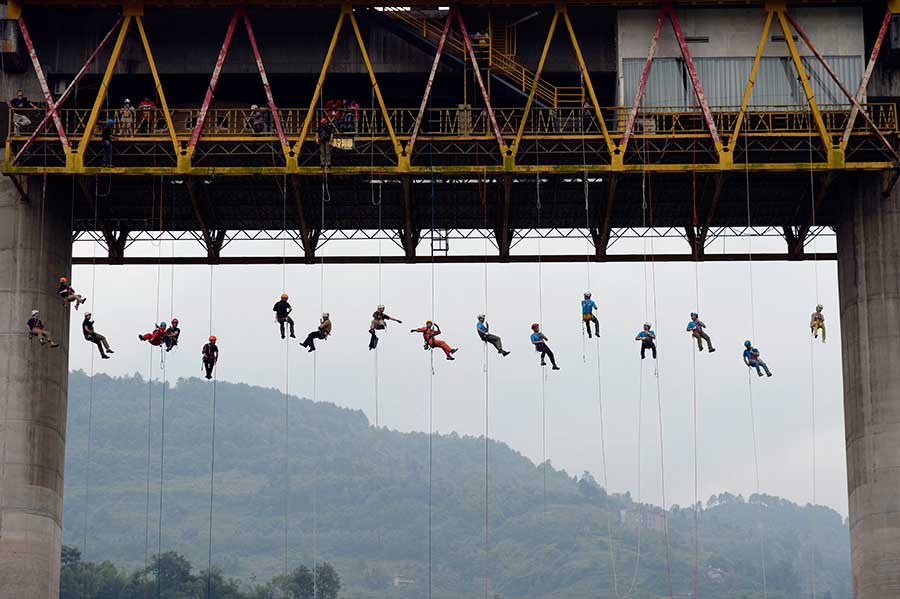 Hanging in the air: Chongqing holds rescue drill