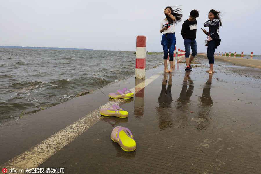 Walking along a 'water' highway on Poyang Lake