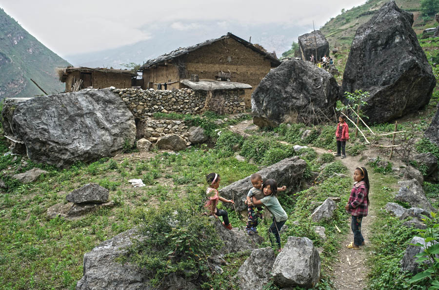 Kids climb vine ladder in 'cliff village' in Sichuan