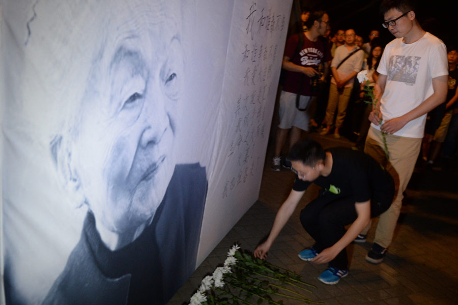 Tsinghua lights candles in memory of alumna and celebrated writer Yang Jiang