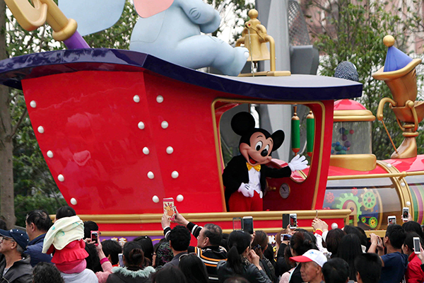 Crowds take shine off Disneyland desires