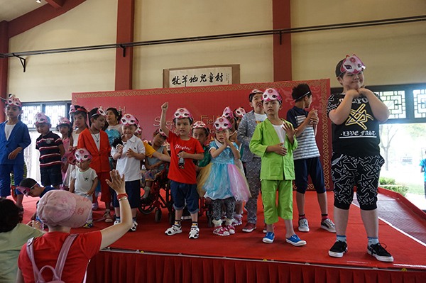 Orphans celebrate Children's Day with volunteers in Tianjin
