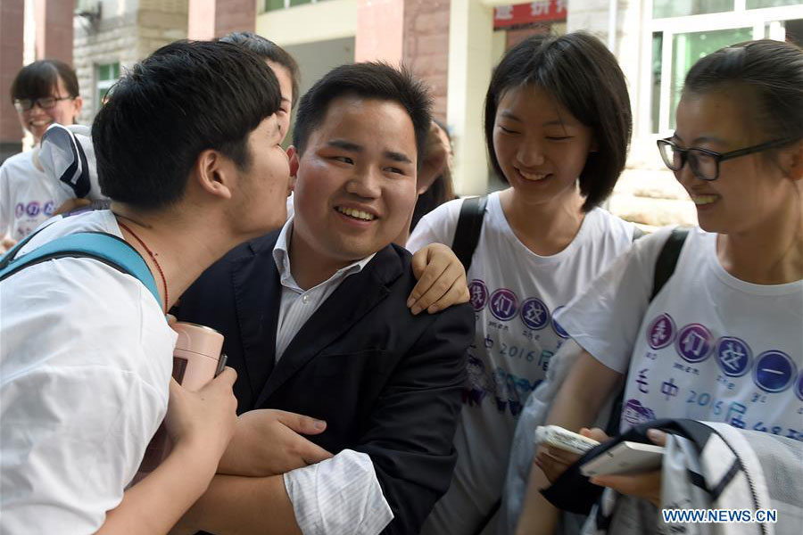 Farewell scenes before upcoming national college entrance exam