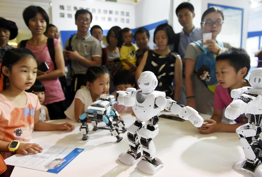 People visit China's sci-tech innovation exhibition in Beijing