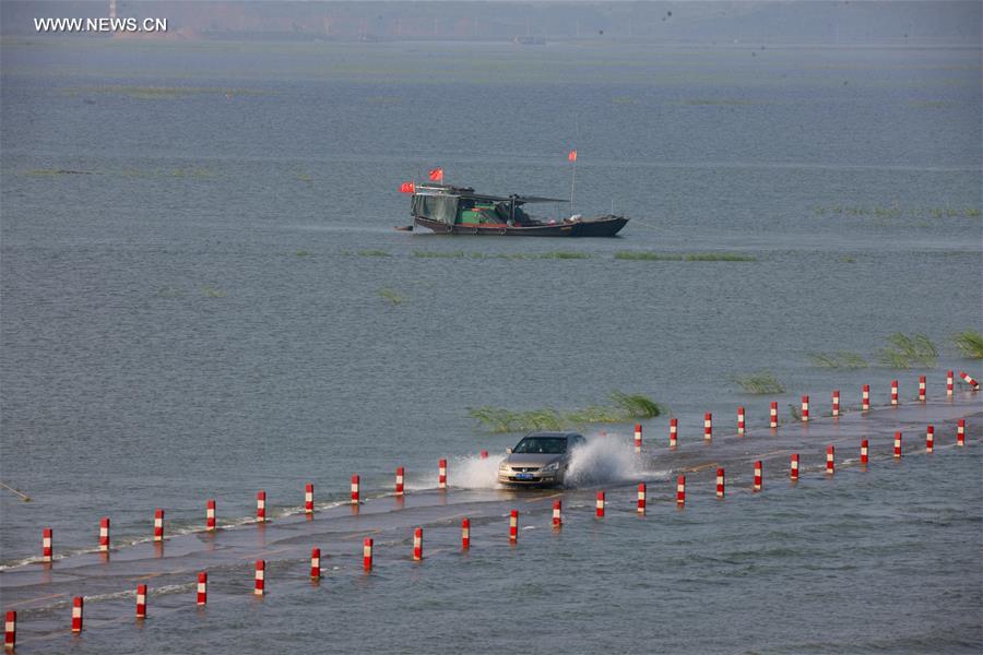 Highway submerged in Poyang Lake due to continuous rain