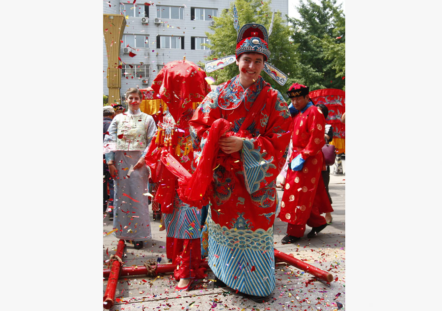 American marries Chinese girl in traditional wedding