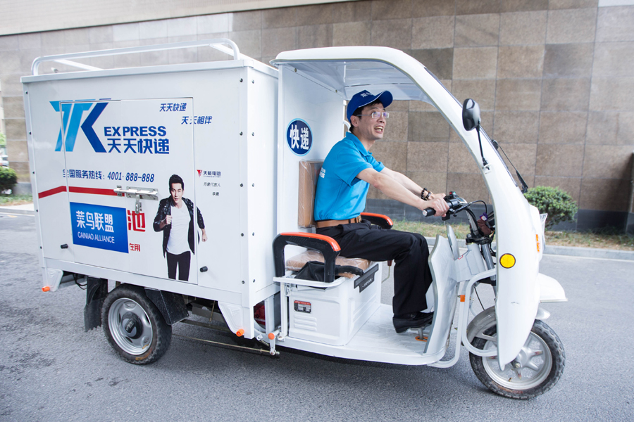 Leaders of Chinese giant express companies deliver packages in person