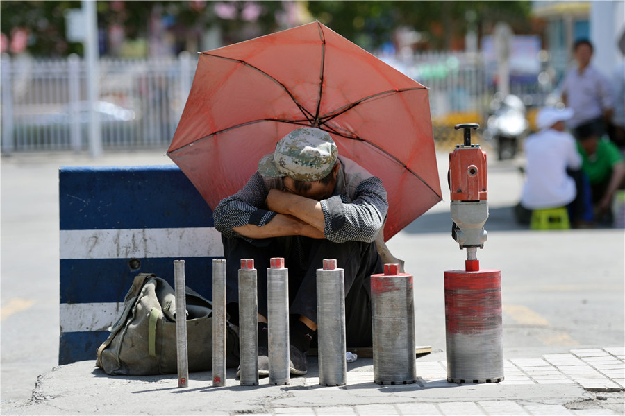 Scorching heat strikes cities around China