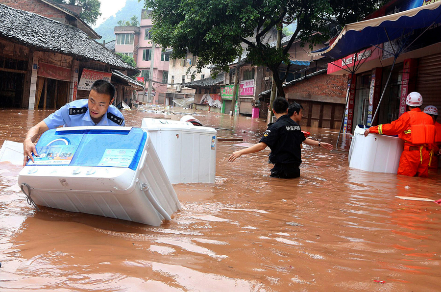 Heavy rains flood streets, leave people stranded in South China