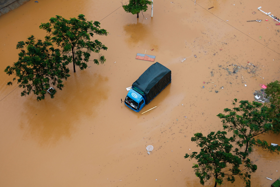 Heavy rains flood streets, leave people stranded in South China