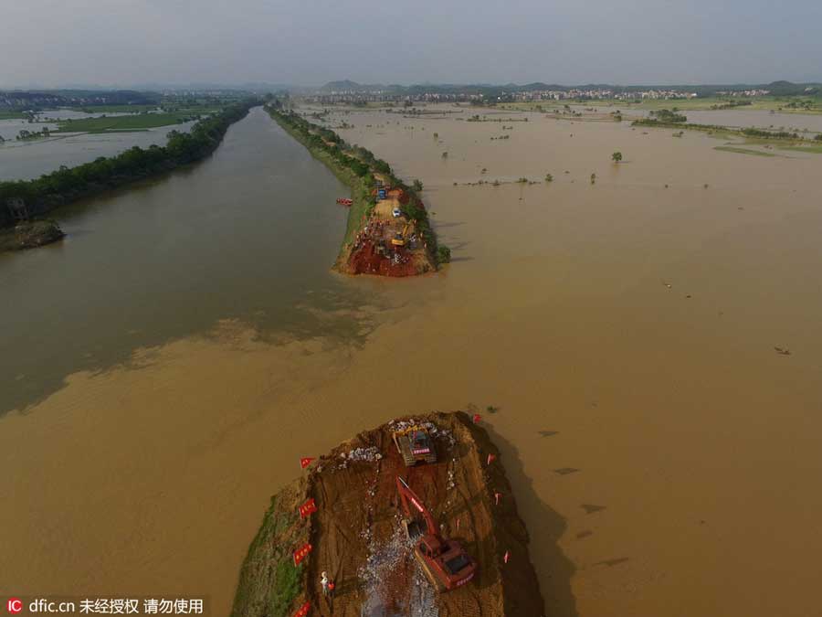 Armed police mend gap in E China river defenses