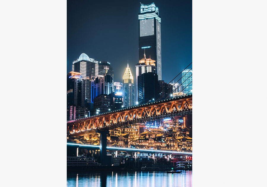 University student captures magical night view of Chongqing