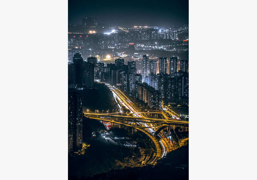 University student captures magical night view of Chongqing