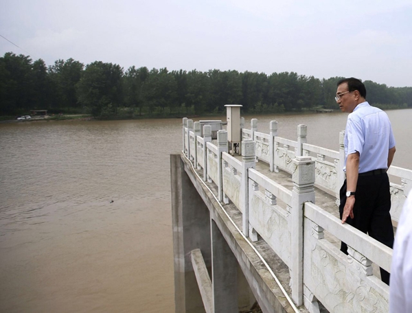 Premier inspects flood areas in Anhui, Hunan