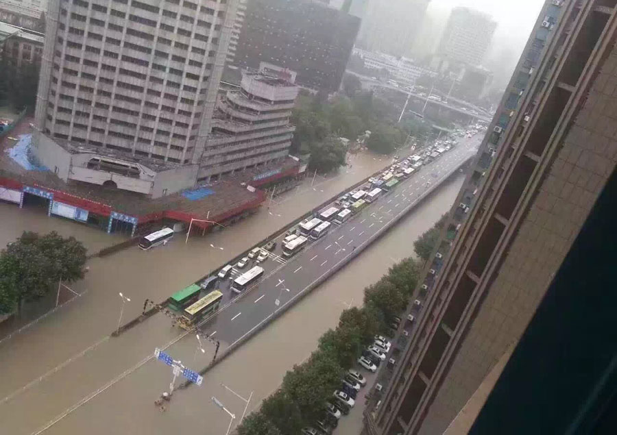 Waterlogging paralyzes Chinese metropolis on Yangtze