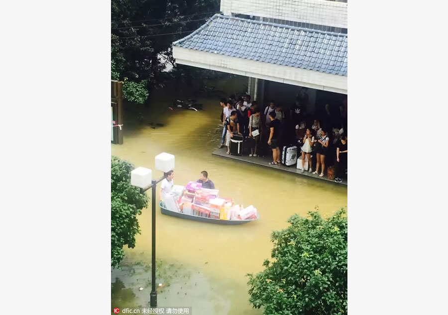 Life goes on in flooded Wuhan