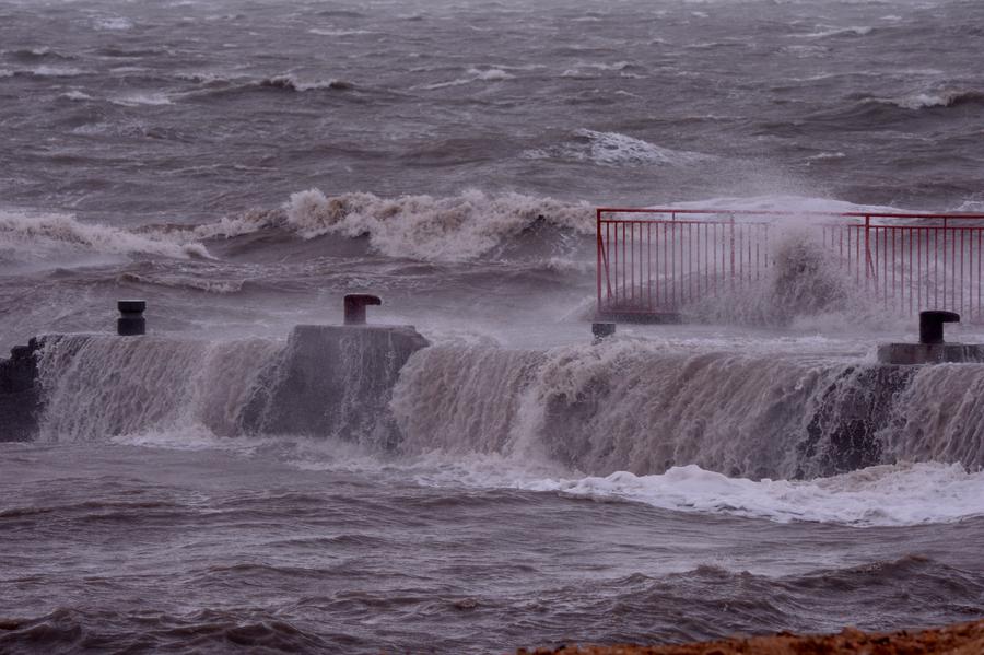 China issues red alert for ocean waves as Typhoon Nepartak approaches