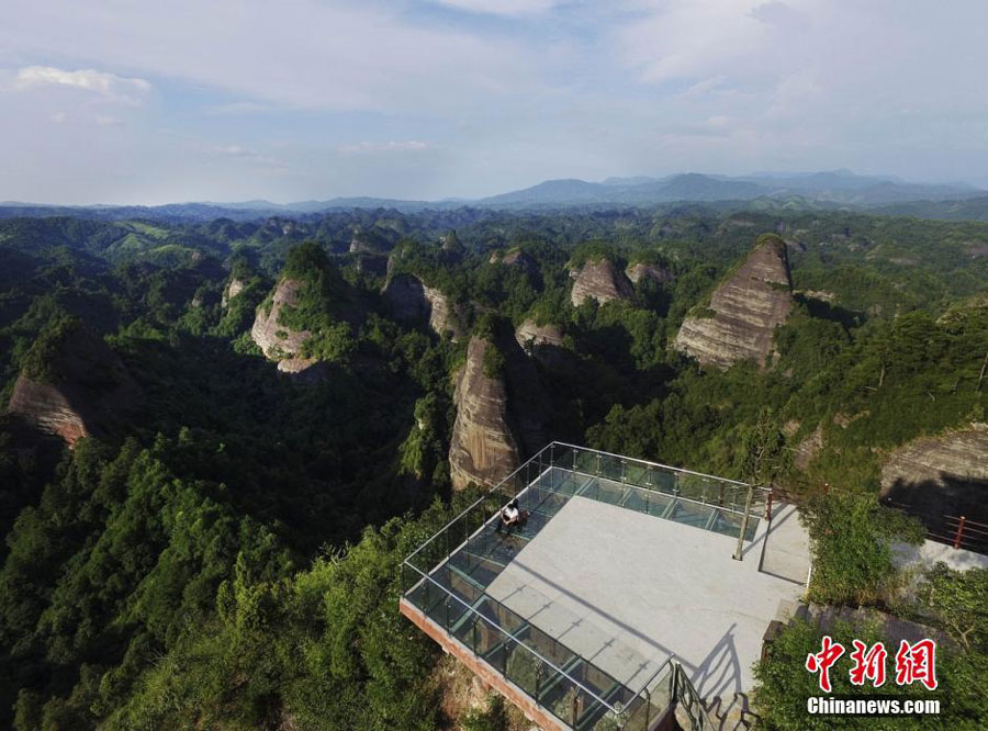 Skywalk glass bridge opens to public in central China