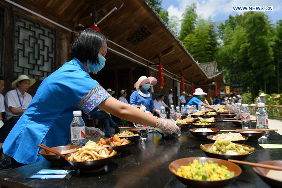 People enjoy meal during 'Helong Banquet' in Central China