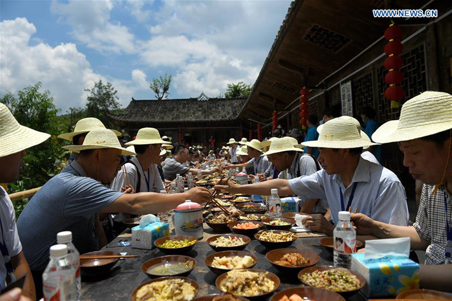 People enjoy meal during 'Helong Banquet' in Central China