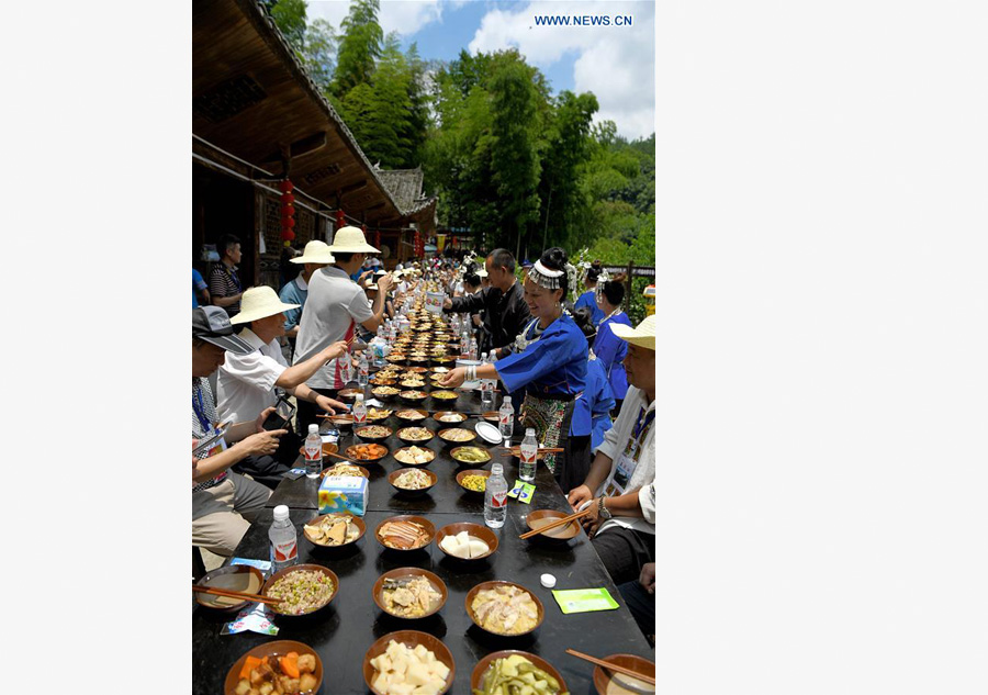 People enjoy meal during 'Helong Banquet' in Central China