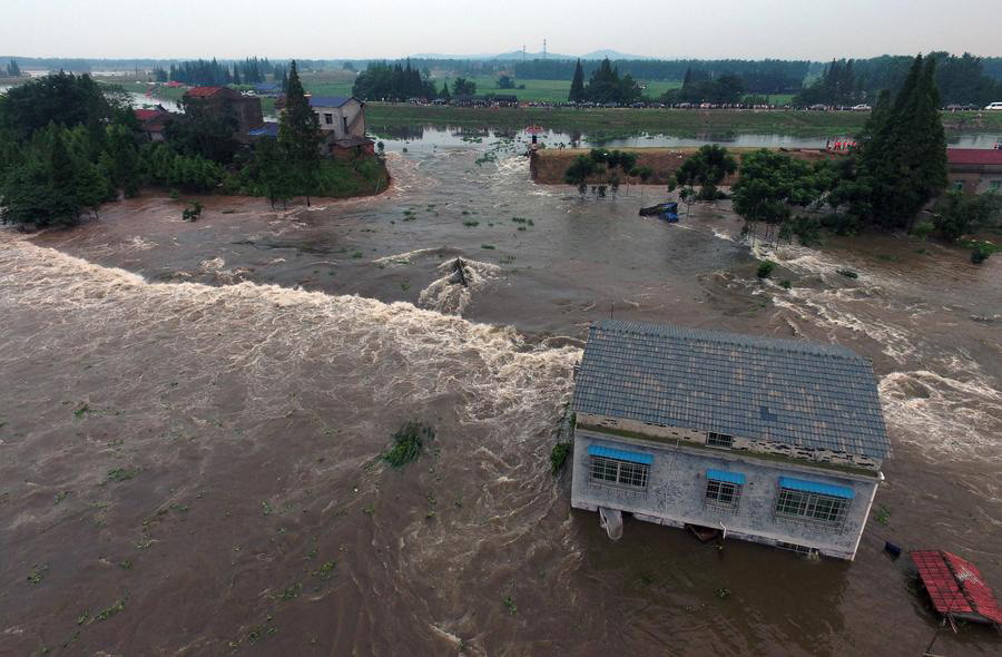 Dike breach forces residents to evacuate in Central China