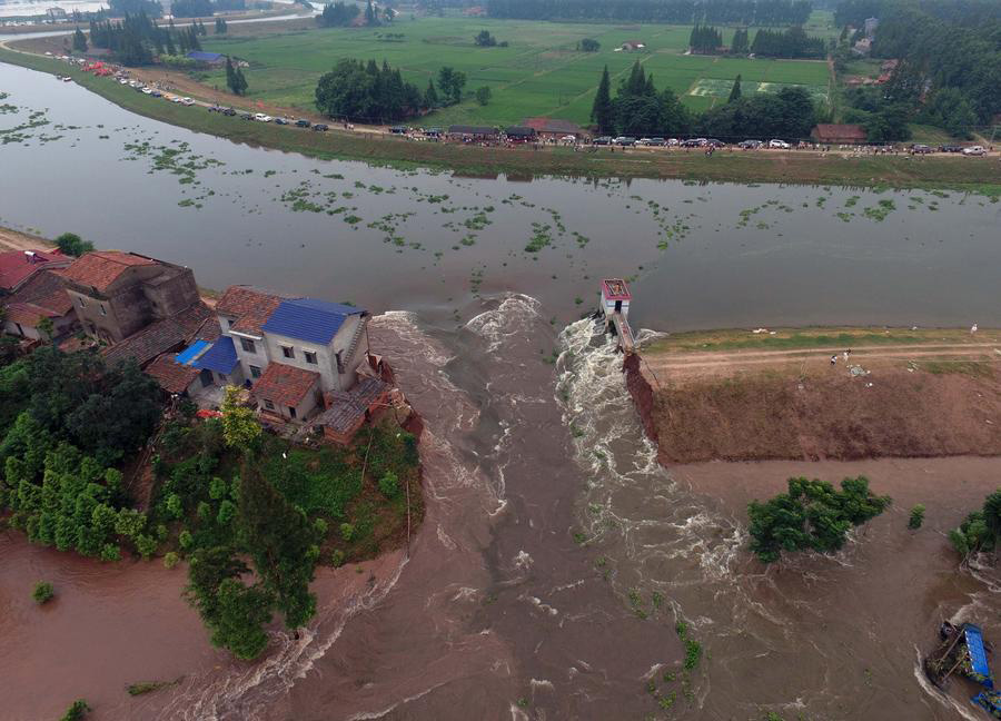 Dike breach forces residents to evacuate in Central China