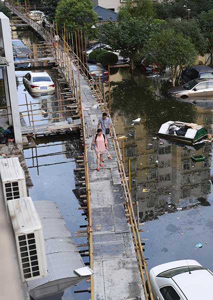 2,000-meter-long makeshift bridge built in flooded Wuhan