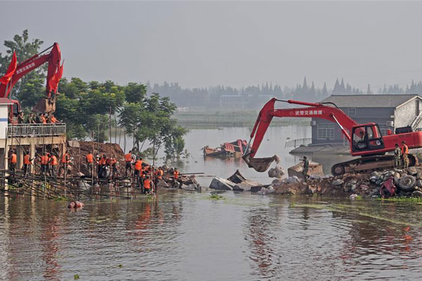 Citizens use their own vehicle to block flood