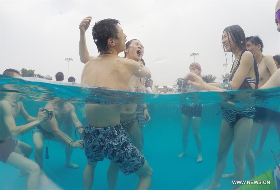 Underwater kissing contest held in Shanghai