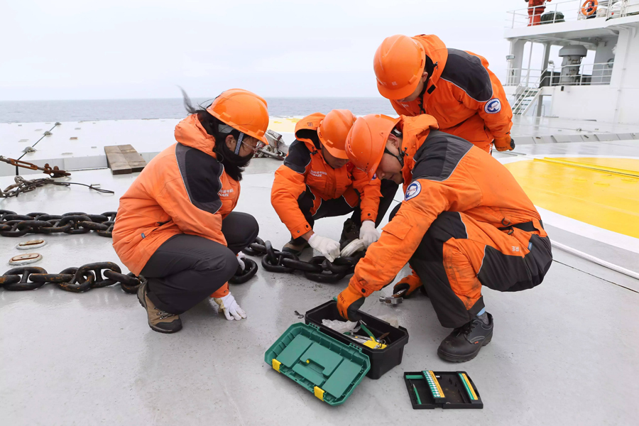 Icebreaker Xuelong arrives at North Pacific Ocean for 7th expedition