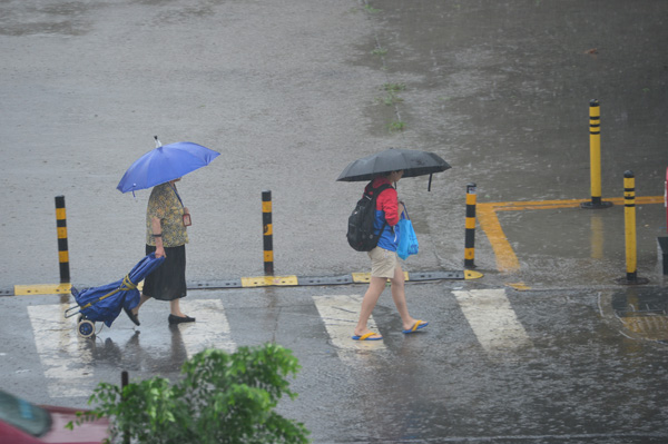 Photos, videos of heavy rains in Beijing flood internet