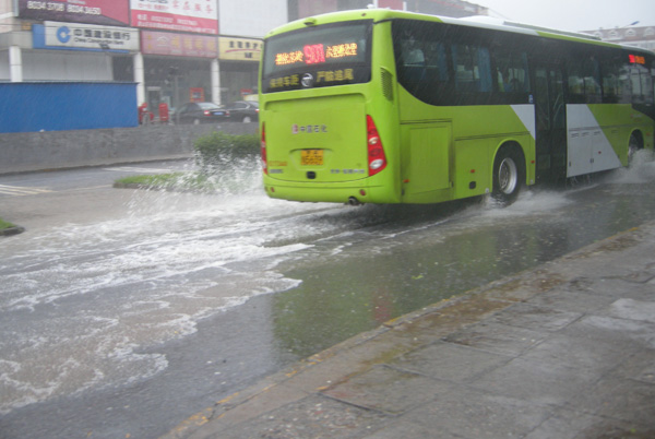 Photos, videos of heavy rains in Beijing flood internet