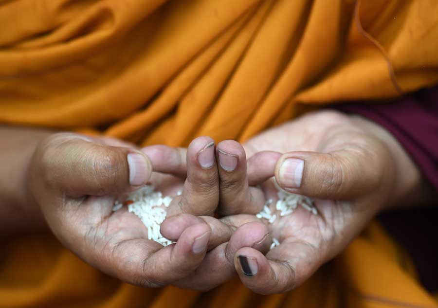 Panchen Lama's sacred ritual draws thousands of devotees