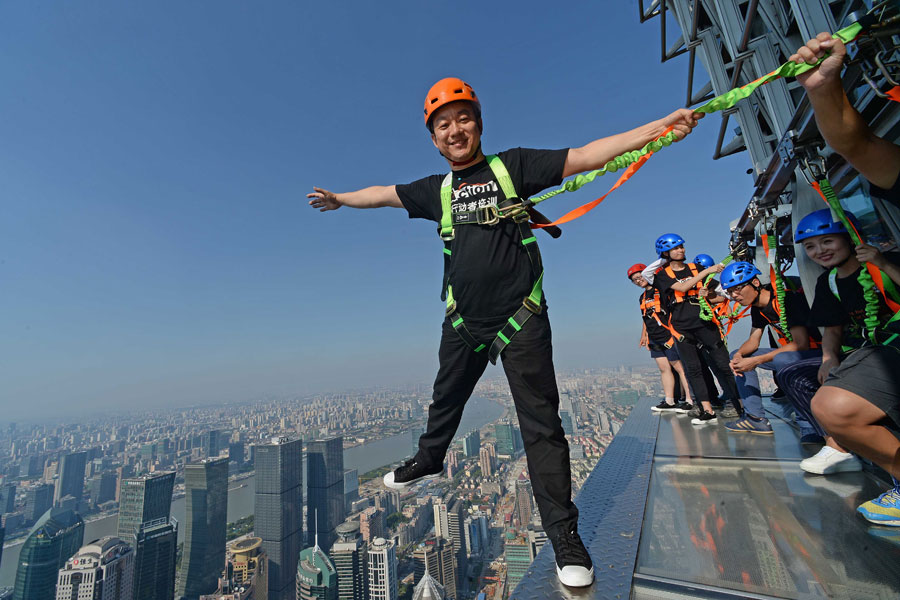 Daredevils brave record Shanghai skywalk