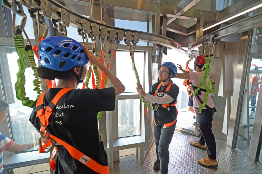 Daredevils brave record Shanghai skywalk