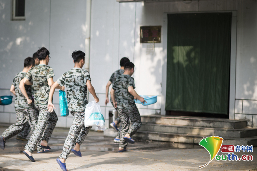 Chinese students receive military training