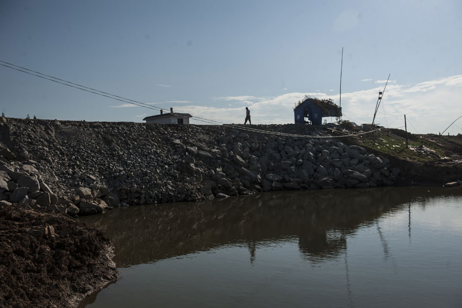 Residents sacrifice their vehicles to stop flood waters