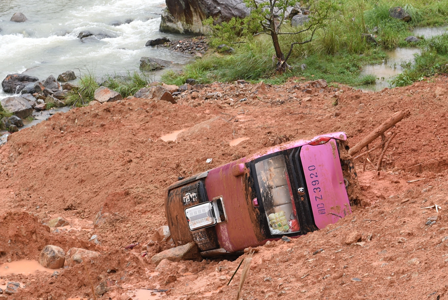 Landslide buries bus in East China