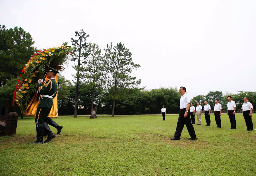 Premier Li pays homage to Red Army martyrs