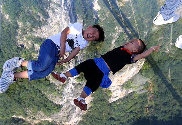 Zhangjiajie opens longest glass-bottom bridge