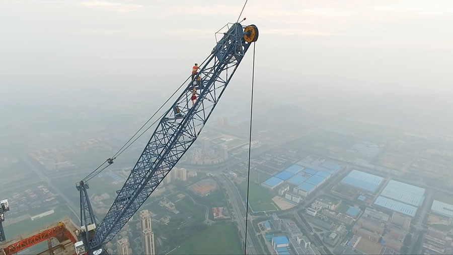 Daredevil couple scales China's tallest construction site