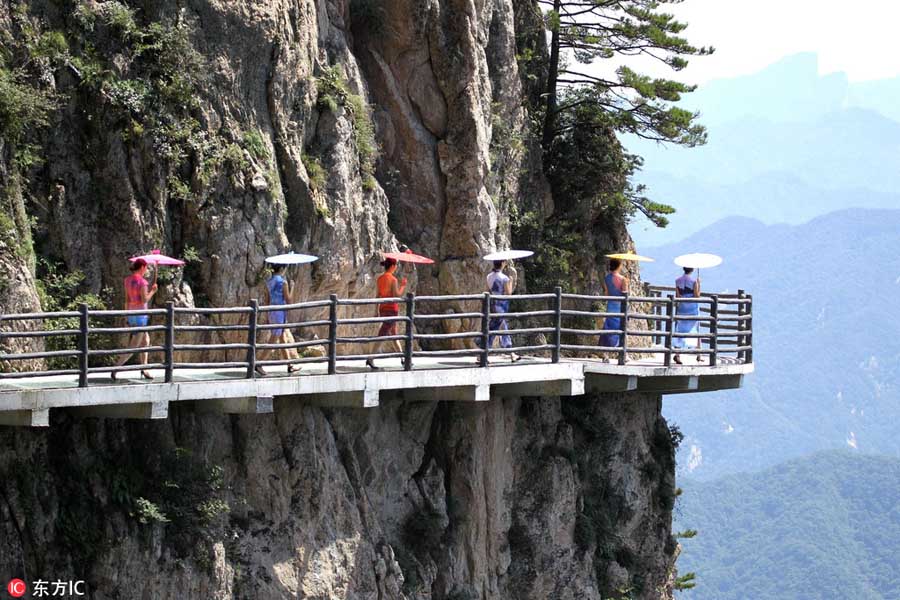 Models catwalk in <EM>qipao</EM> on famous mountain in Henan