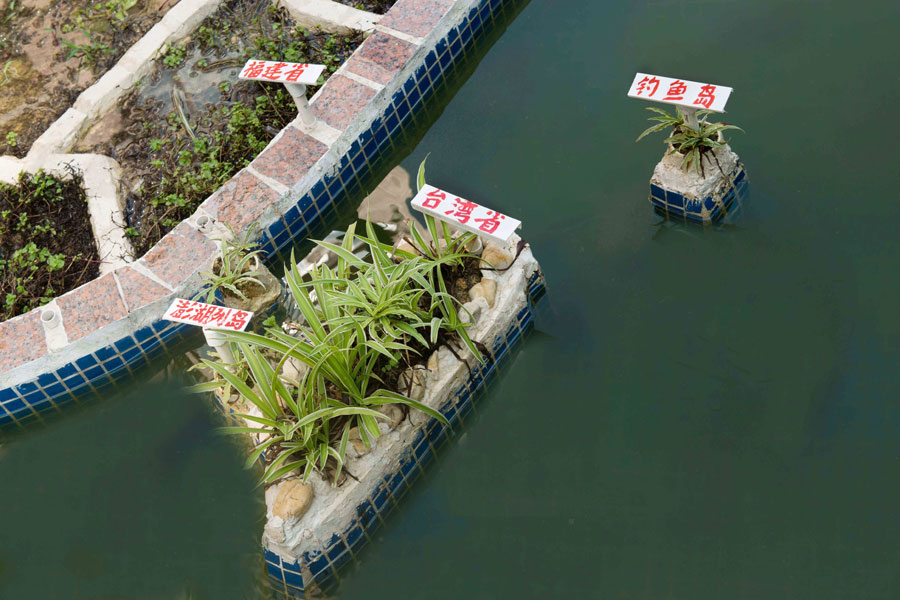 A retired teacher builds a miniature China map on his balcony