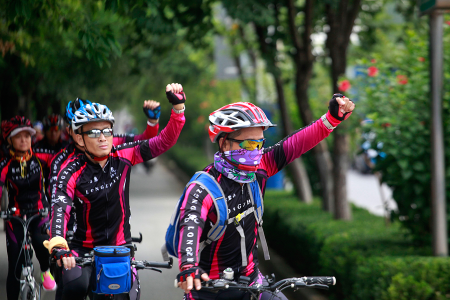 A silent cycling team