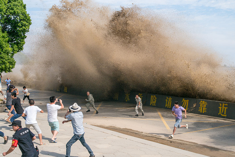 Visitors view soaring tide of Qiantang River