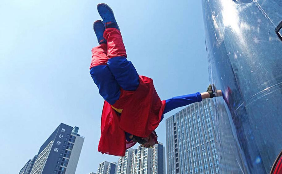 Magic show of 'Levitating Superman' stuns people in Luoyang